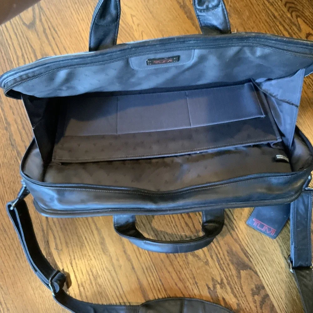 Tumi Black Genuine Leather‎ Briefcase Messenger Bag Laptop Computer Business